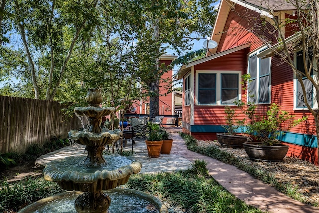 view of yard featuring a patio area