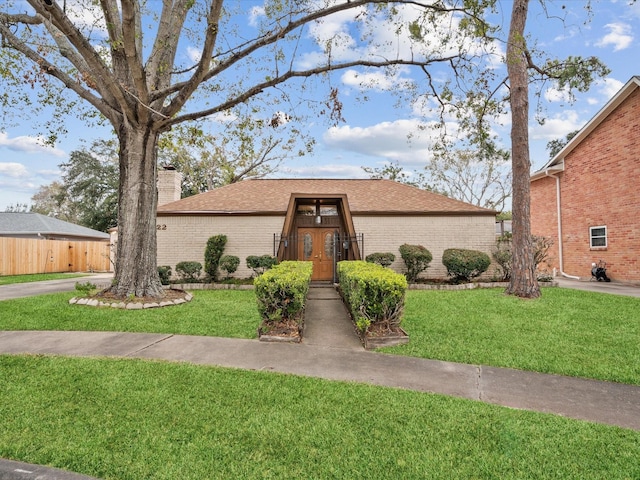 view of front of house with a front yard