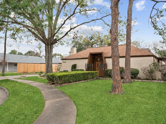 ranch-style house featuring a front yard