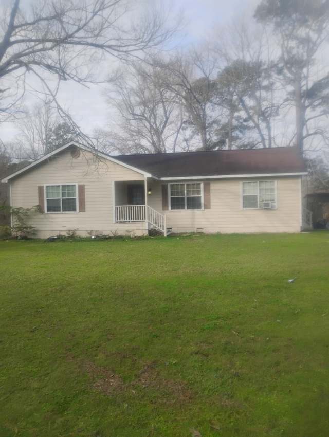 ranch-style home featuring a front lawn