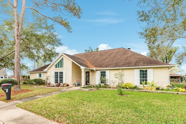 ranch-style home featuring a front lawn