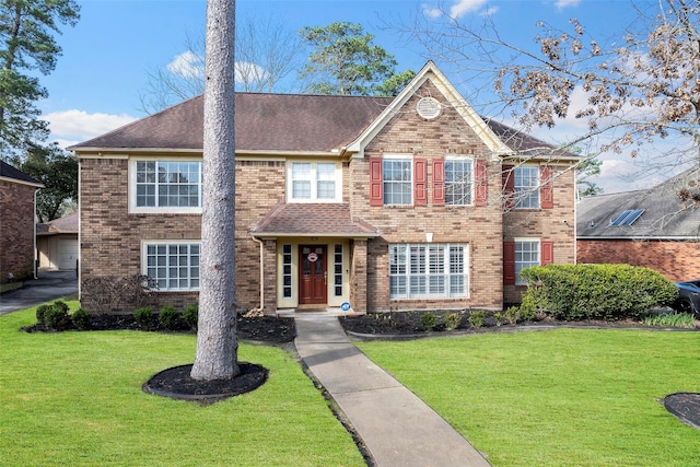 view of front of property featuring a front lawn