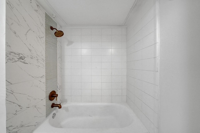 bathroom with tiled shower / bath