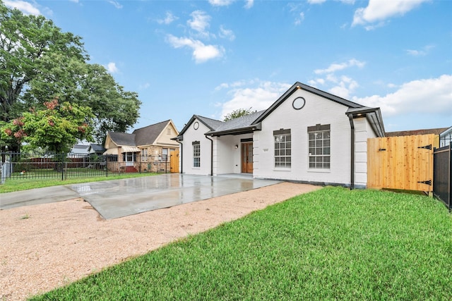 view of front facade featuring a patio area and a front lawn