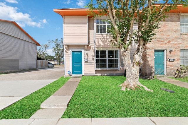 view of front facade with a front yard