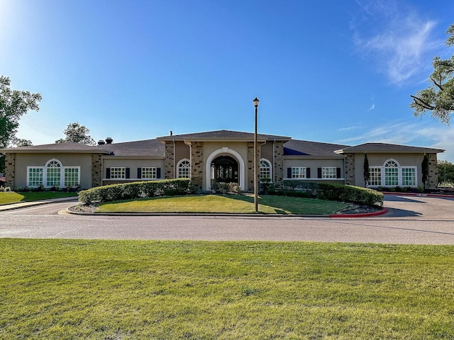 single story home with a front yard