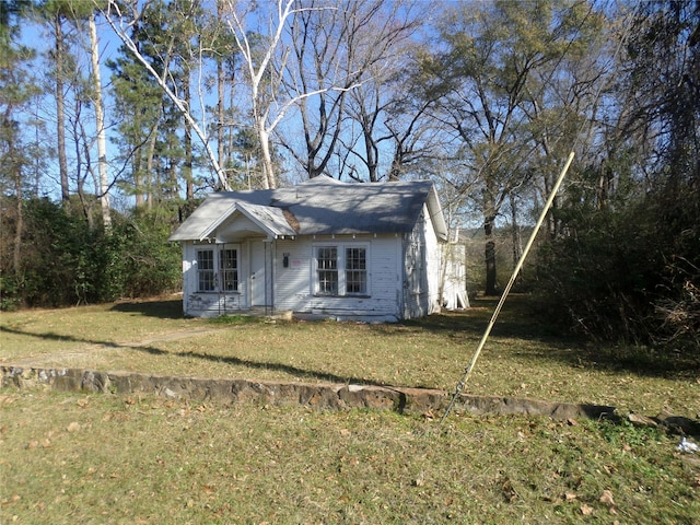 view of front of home featuring a front yard