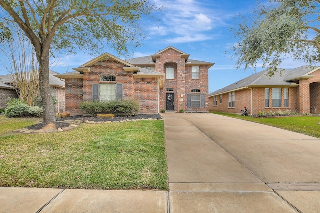 view of front of property featuring a front lawn