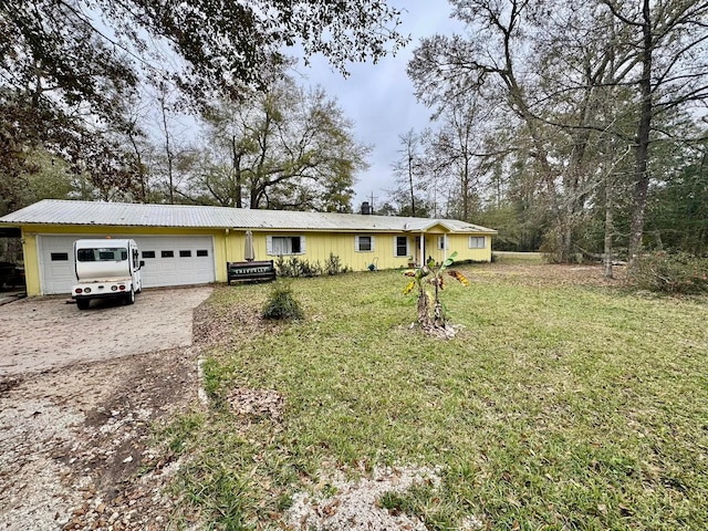 view of front facade featuring a front lawn and a garage