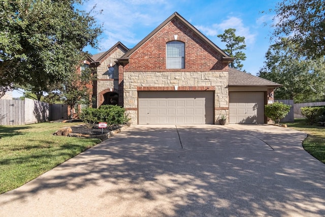 view of front property featuring a front lawn