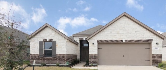 view of front facade featuring a garage