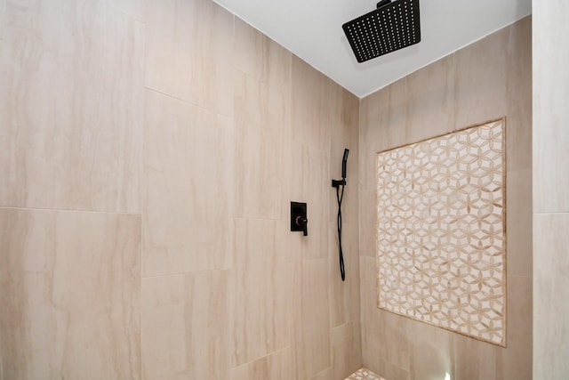 bathroom featuring tiled shower