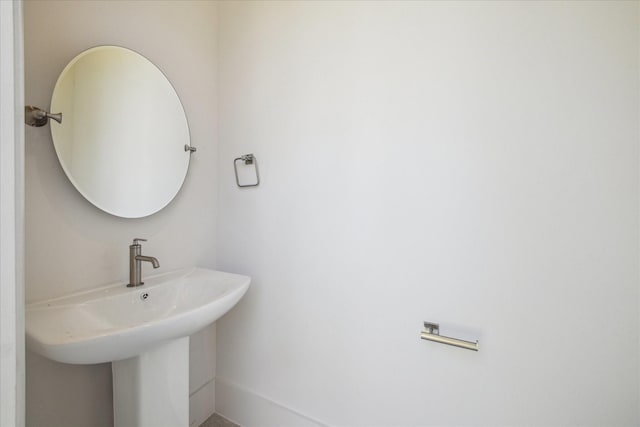 bathroom featuring a sink