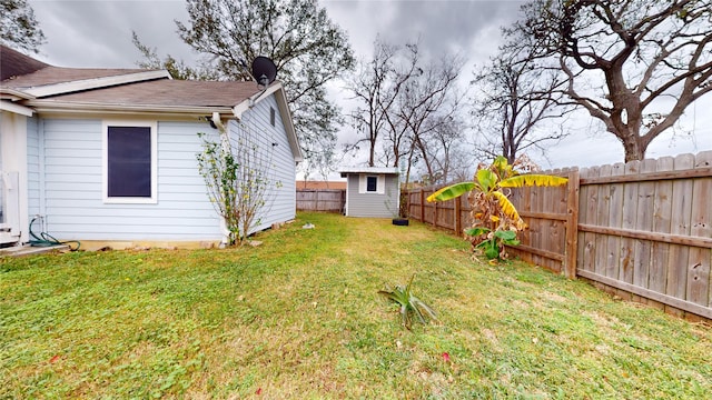 view of yard with a storage shed