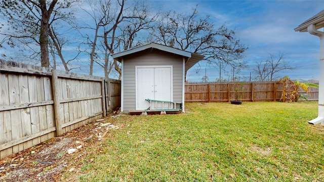 view of yard with a storage unit