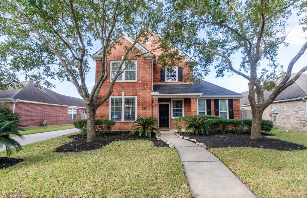 view of front of house featuring a front lawn