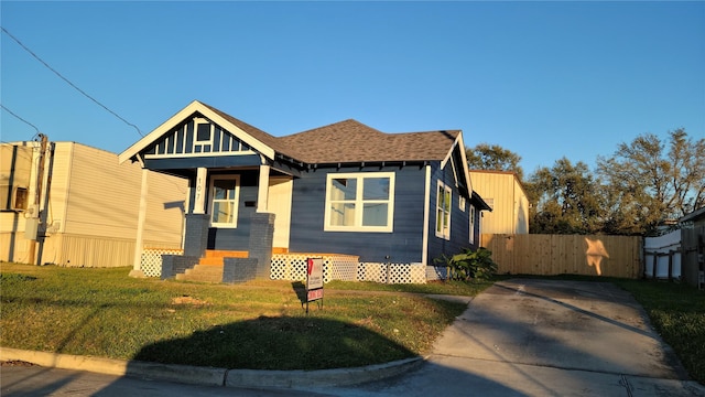 view of front of house featuring a front lawn