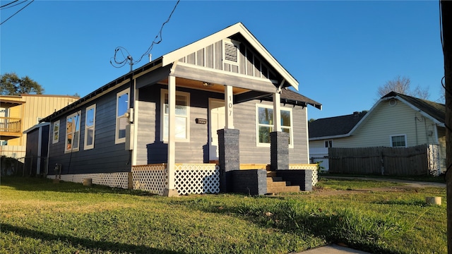 view of front of home featuring a front lawn