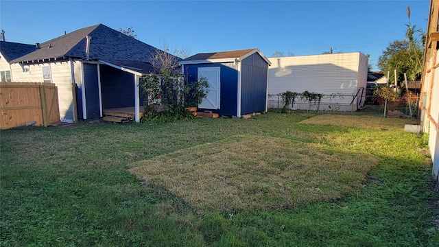 view of yard featuring a shed