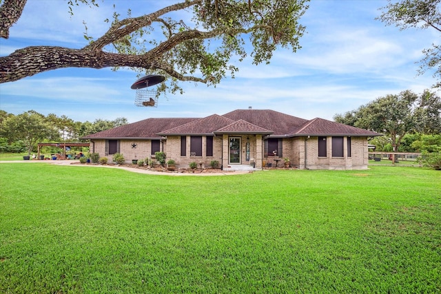 view of front facade featuring a front yard