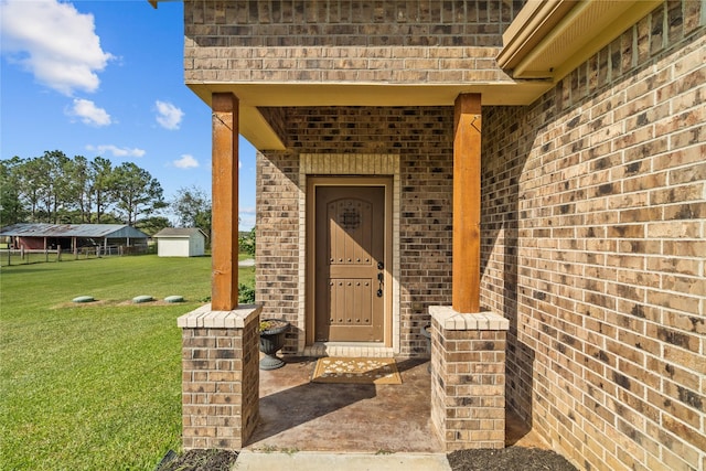 property entrance featuring a yard