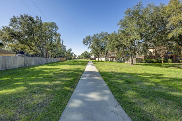 view of property's community featuring a lawn