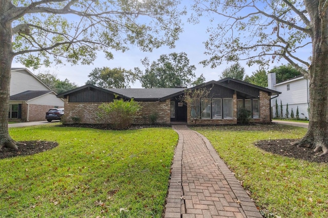 single story home featuring a front lawn