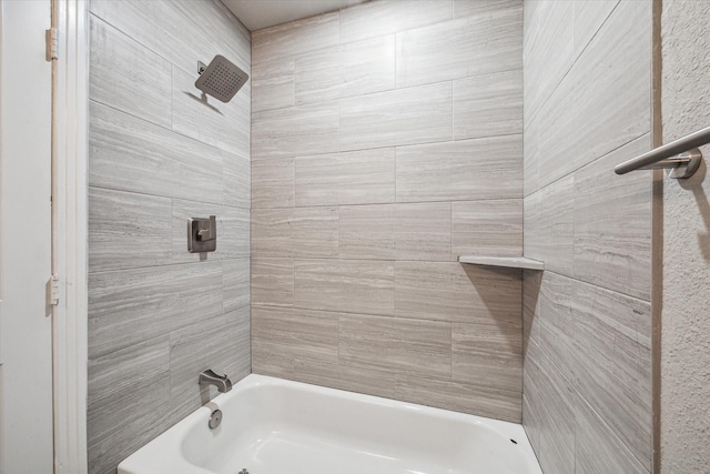 bathroom with tiled shower / bath combo