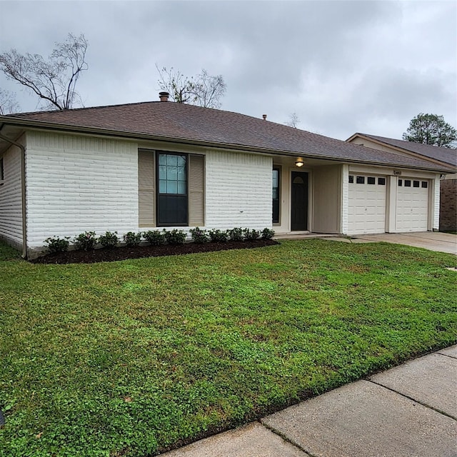 ranch-style home featuring a front lawn and a garage