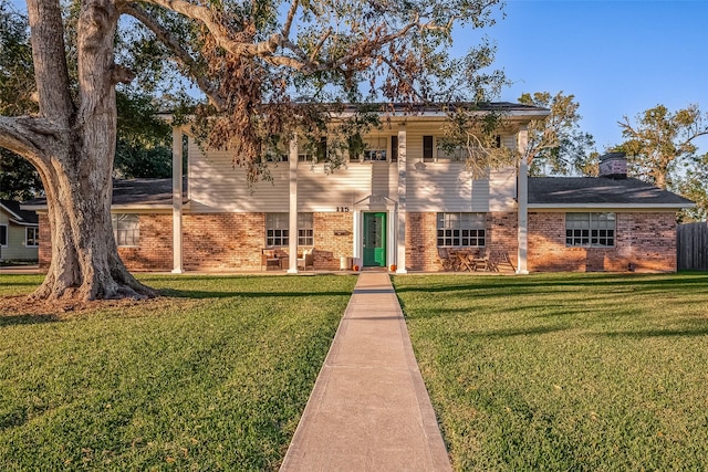 view of front of house featuring a front yard