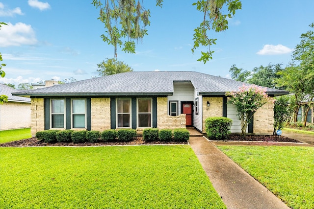 ranch-style house featuring a front lawn