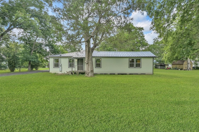 back of house featuring a lawn