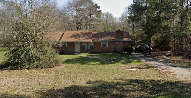 view of front of home featuring a front lawn