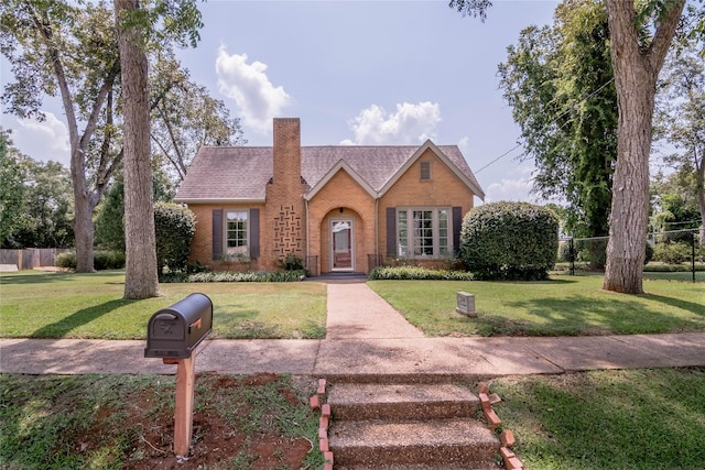 view of front of home featuring a front lawn