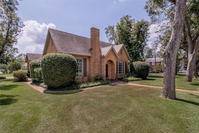 view of front of house with a front lawn