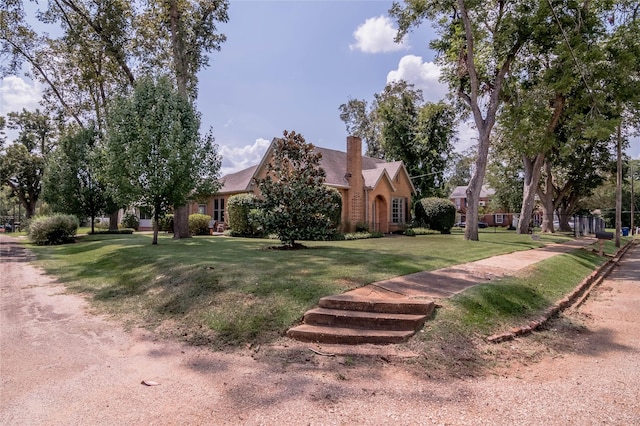 view of front of property featuring a front lawn