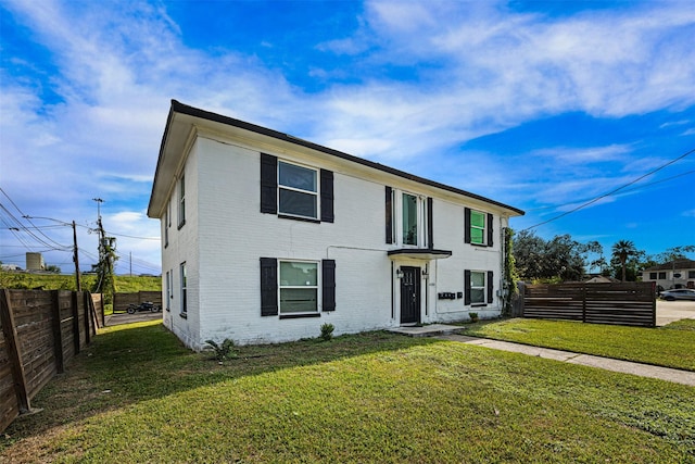 view of front of home featuring a front yard