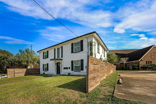 view of front of property featuring a front yard