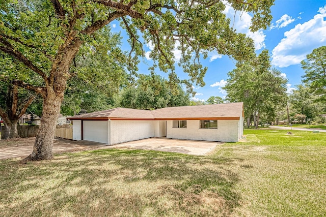 view of front of house featuring a front lawn