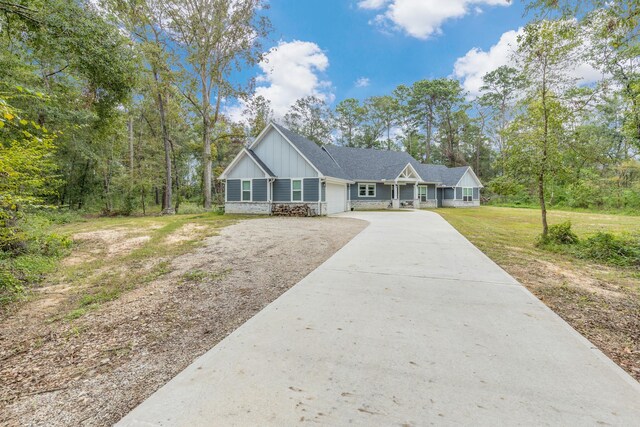 view of front of property featuring a front lawn