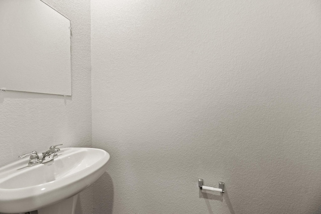 bathroom featuring sink