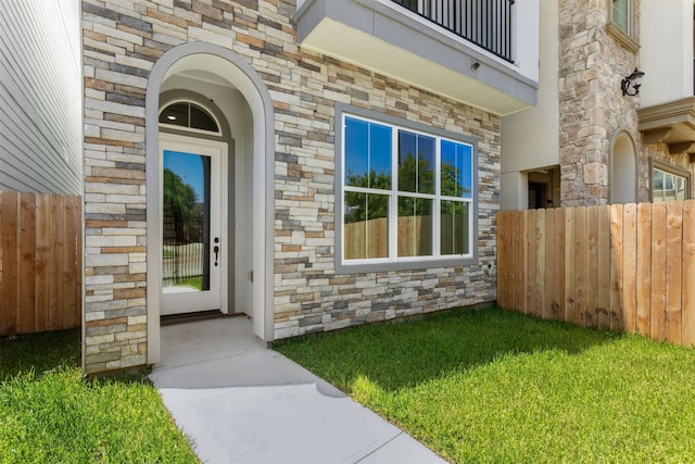 property entrance featuring a yard