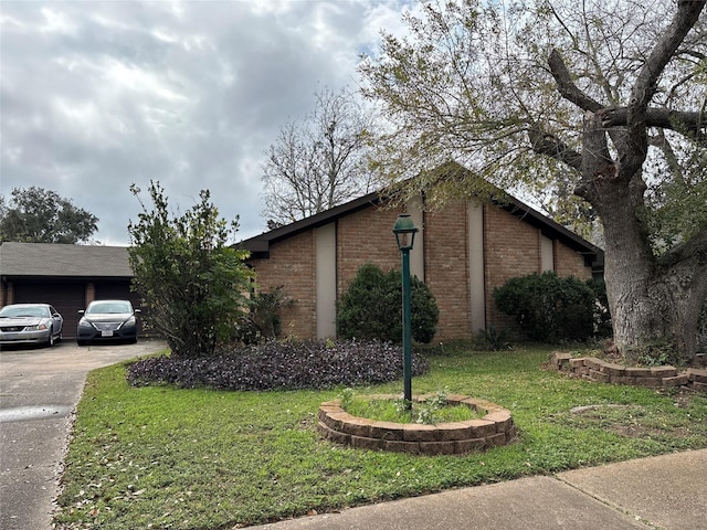 view of side of property featuring a yard