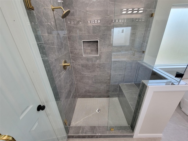 bathroom featuring a tile shower