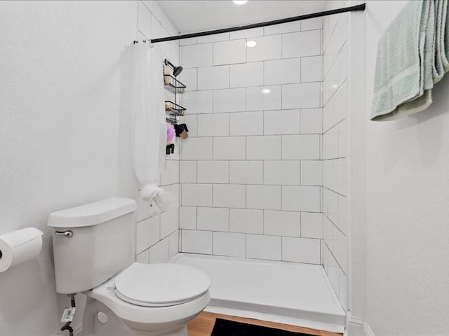 bathroom featuring a shower with shower curtain and toilet