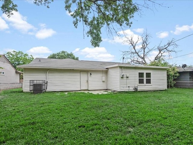 back of house featuring a yard