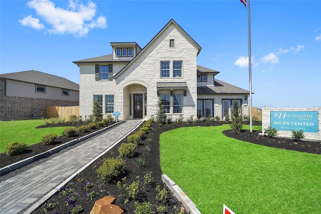 view of front of house featuring a front yard