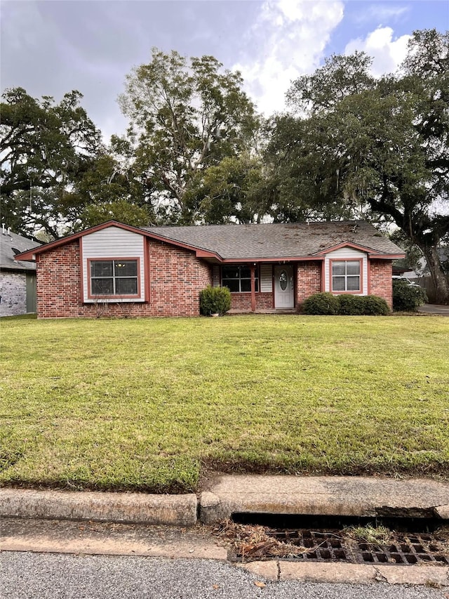 view of front of house featuring a front lawn