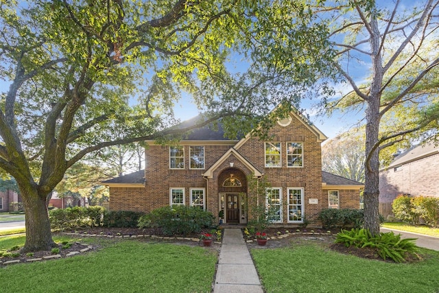 view of front of property featuring a front yard