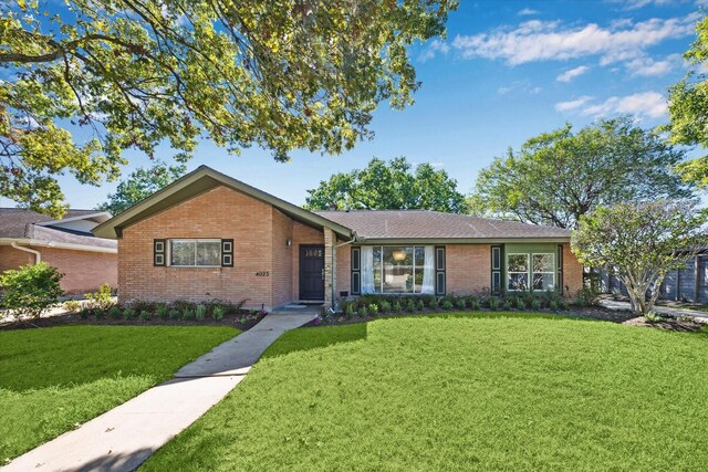 single story home featuring a front yard